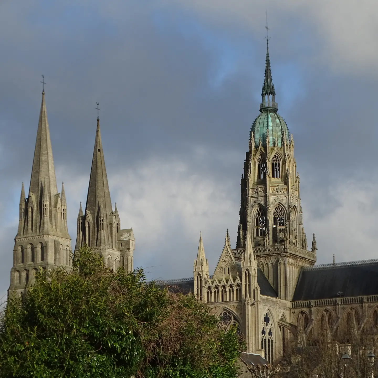 Les flèches de la cathédrale de Bayeux contre un ciel nuageux