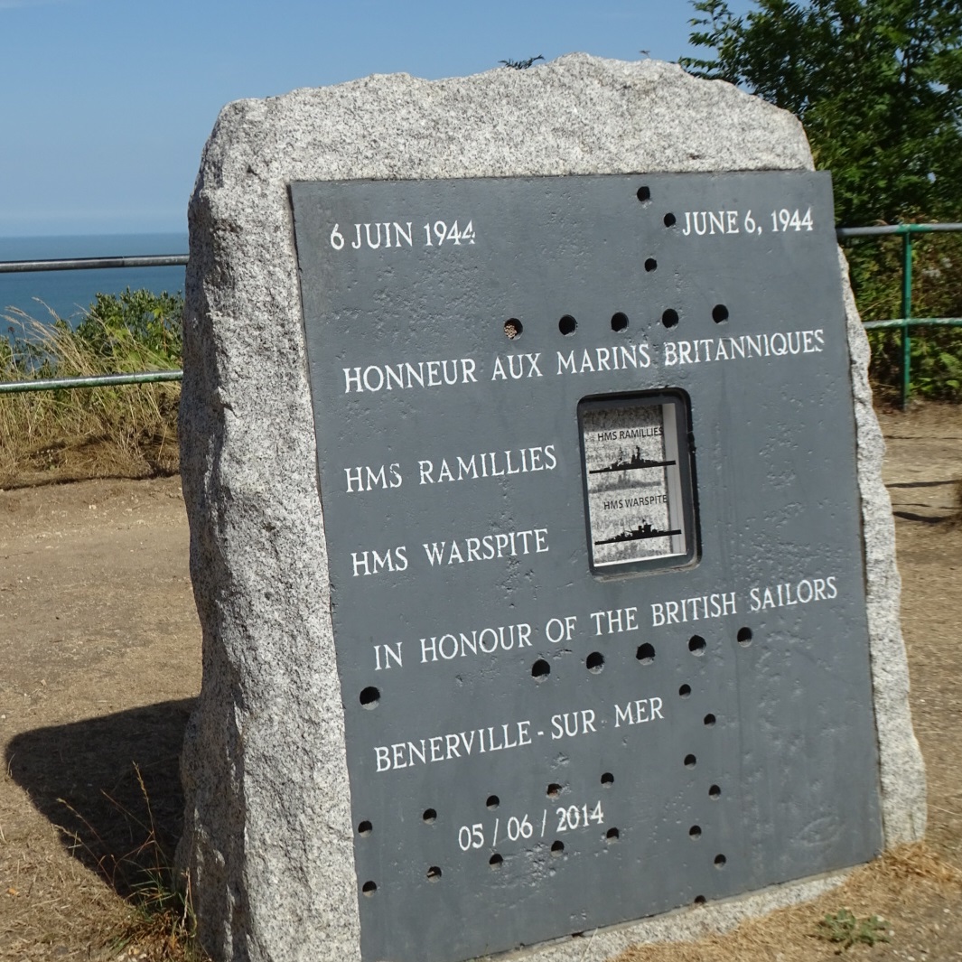 Monument aux marins de deux vaisseaux de la marine britannique qui ont participé au débarquement en juin 1944