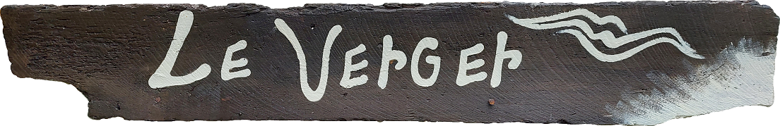 Logo du site: un morceau de bois brun avec les mots 'Le Verger' écrits dessus en peinture blanche